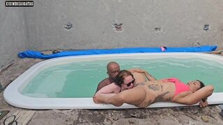TAVA COM A BUCETINHA MOLHADINHA AI PEDI LEITE PRO MEU VISINHO QUE VEIO TOMAR BANHO AQUI EM CASA - porn video